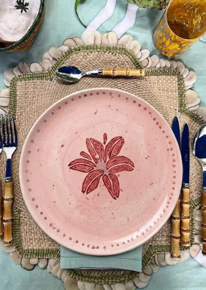 Krínos styled on the CHELÓNA table