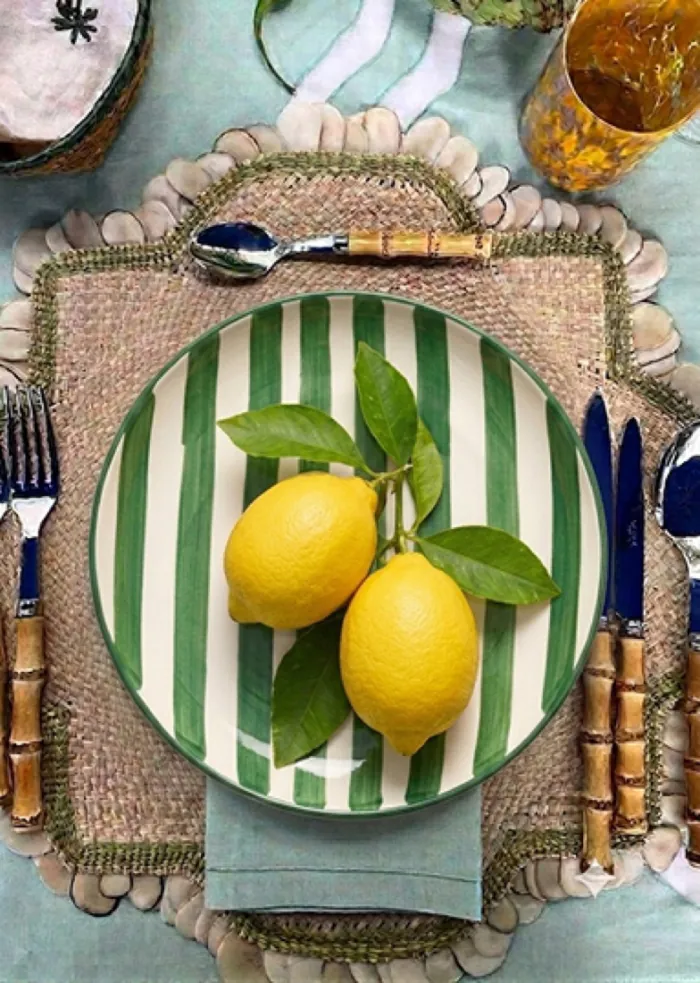 Lemóni styled on the CHELÓNA table