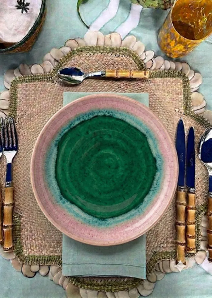 Límni styled on the CHELÓNA table